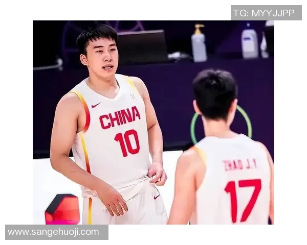 警察在街头偶遇姚明展开一场别开生面的篮球对话与友谊交流